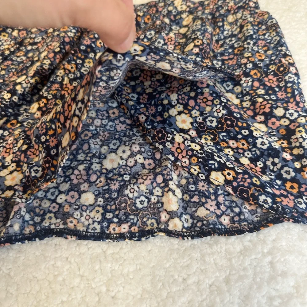 Hollister floral lounge shorts. Women’s size Medium. - Picture 2 of 6